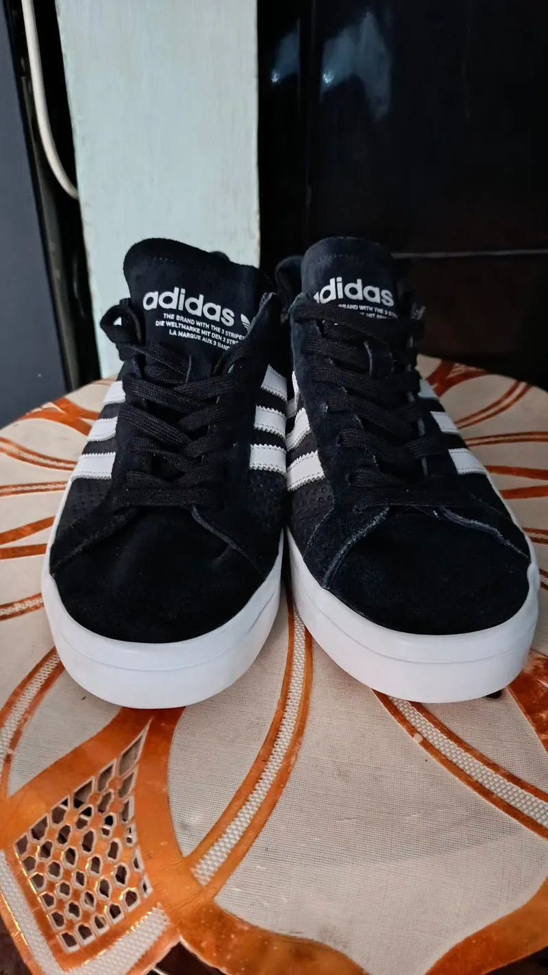 Adidas CourtVantage Size 43 photo 1