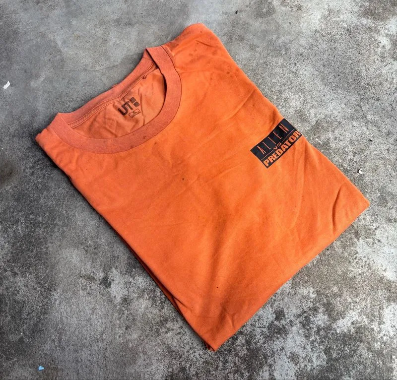 Tshirt Uniqlo Alien vs Predator Colour Orange photo 1
