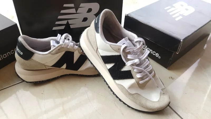 New Balance Luxury Sportswear Sneakers Pria white black photo 1