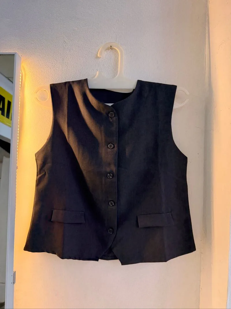 Vest Wanita Abu-Abu Minimalist Sleeveless Button Front photo 1