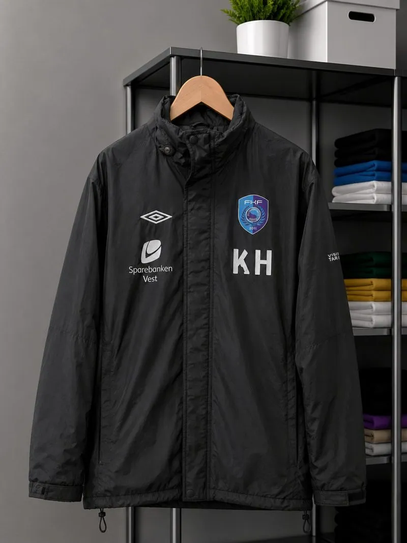 Umbro Windbreaker Jacket Tebal Second Branded Preloved
 photo 1
