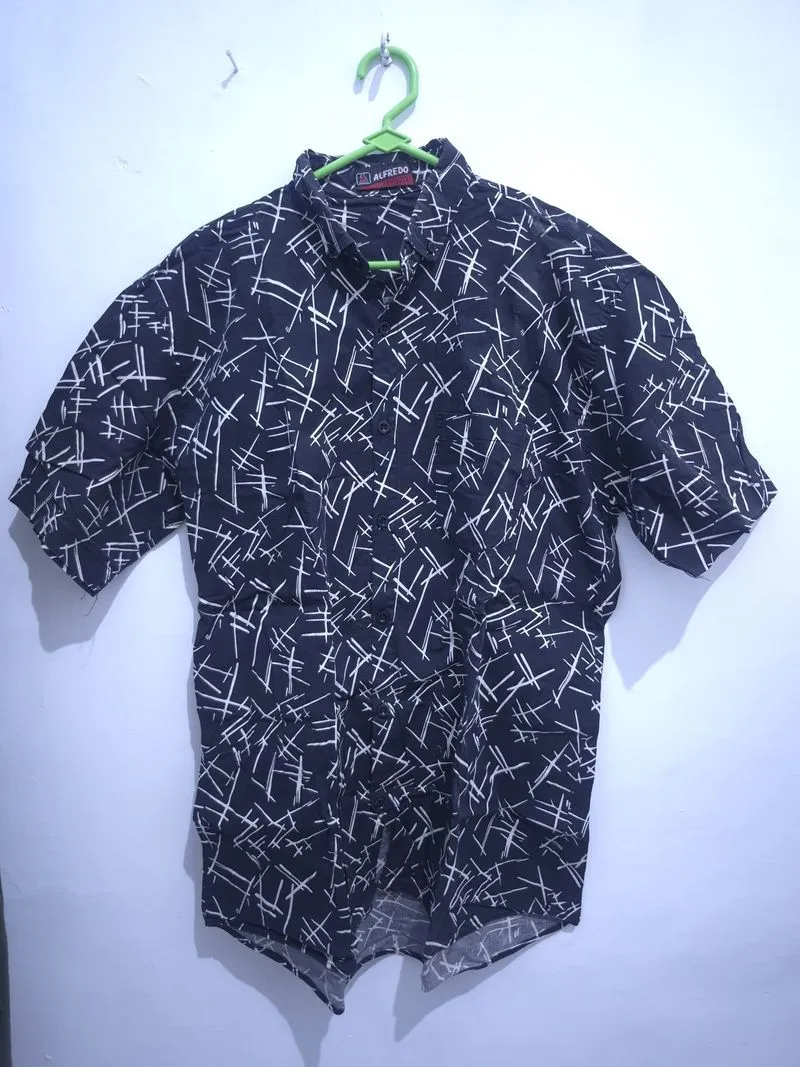 Kemeja Pria Hitam Motif Abstrak Putih Lengan Pendek photo 1