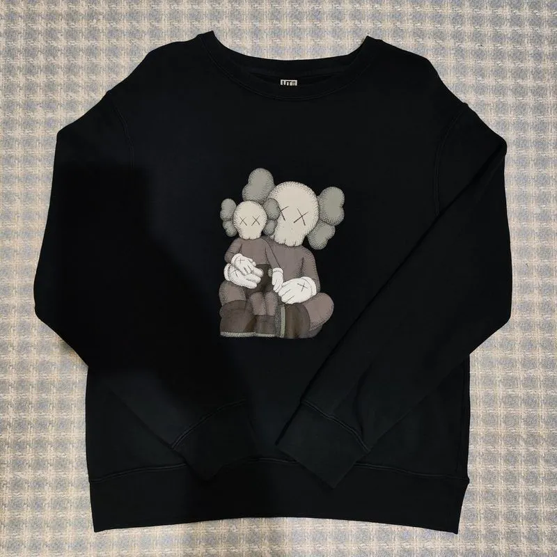 Crewneck uniqlo kids x kaws hitam size 150 cakep photo 1