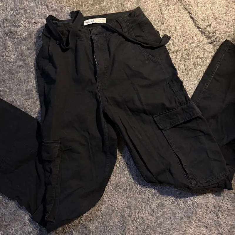 bershka black cargo pants photo 1
