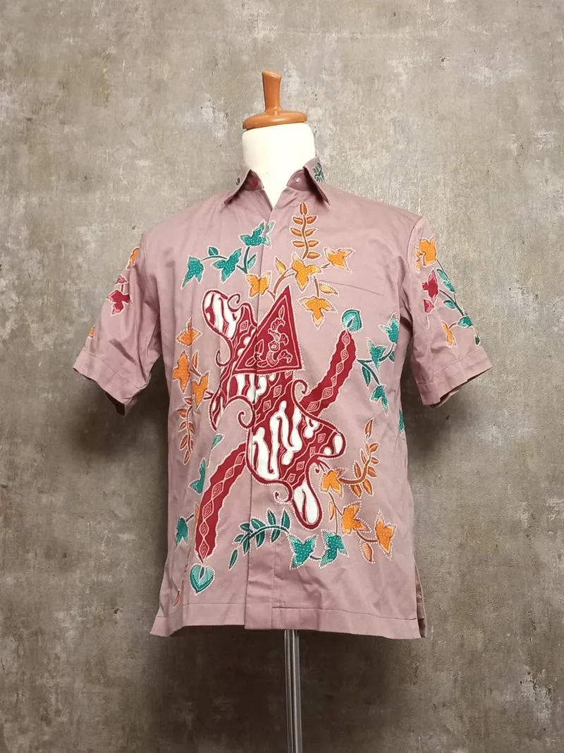 Kemeja Pria Batik Bordir Motif Wayang – Elegan & Berkarakter photo 1
