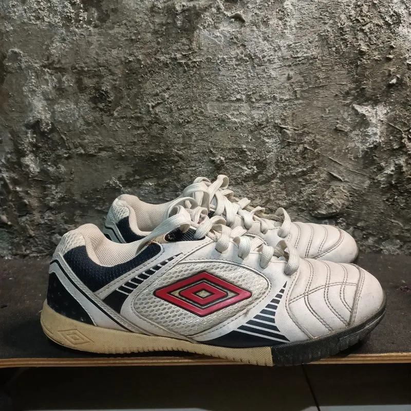 Sepatu futsal umbro photo 1