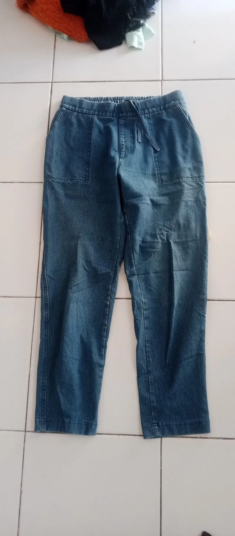 Uniqlo Ladies Tapered Denim Jeans photo 1