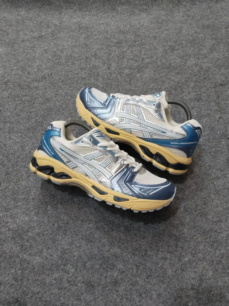 asics photo 1