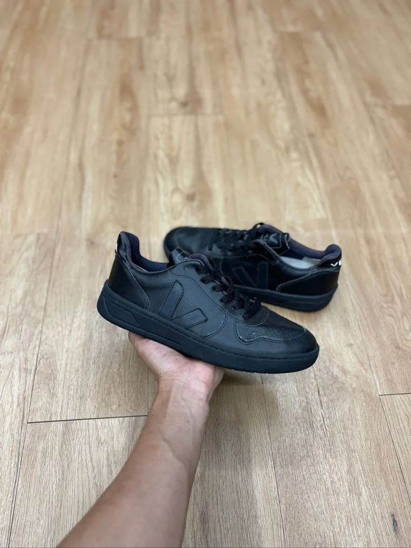 VEJA V-10 CWL Black Black photo 1