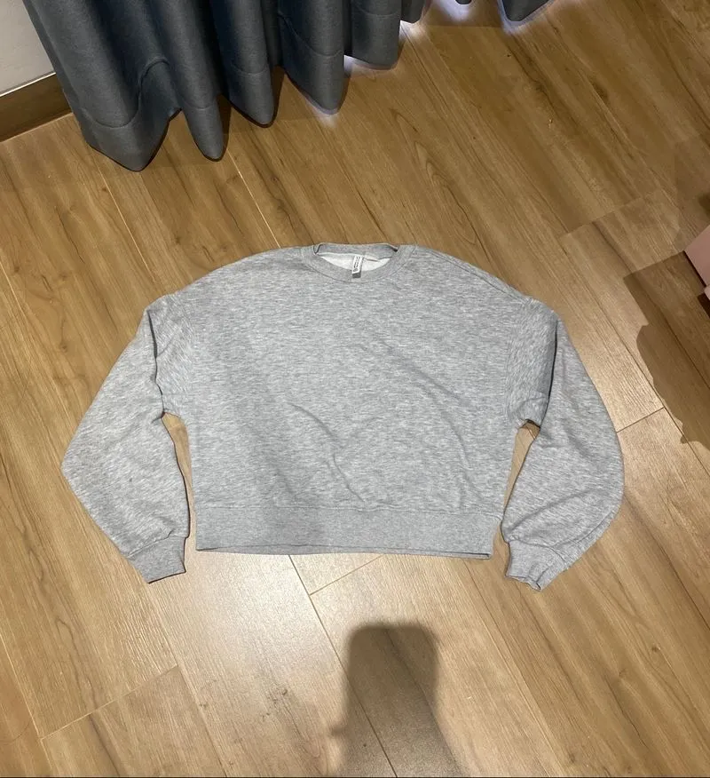 H&M SWEATER CROP photo 1