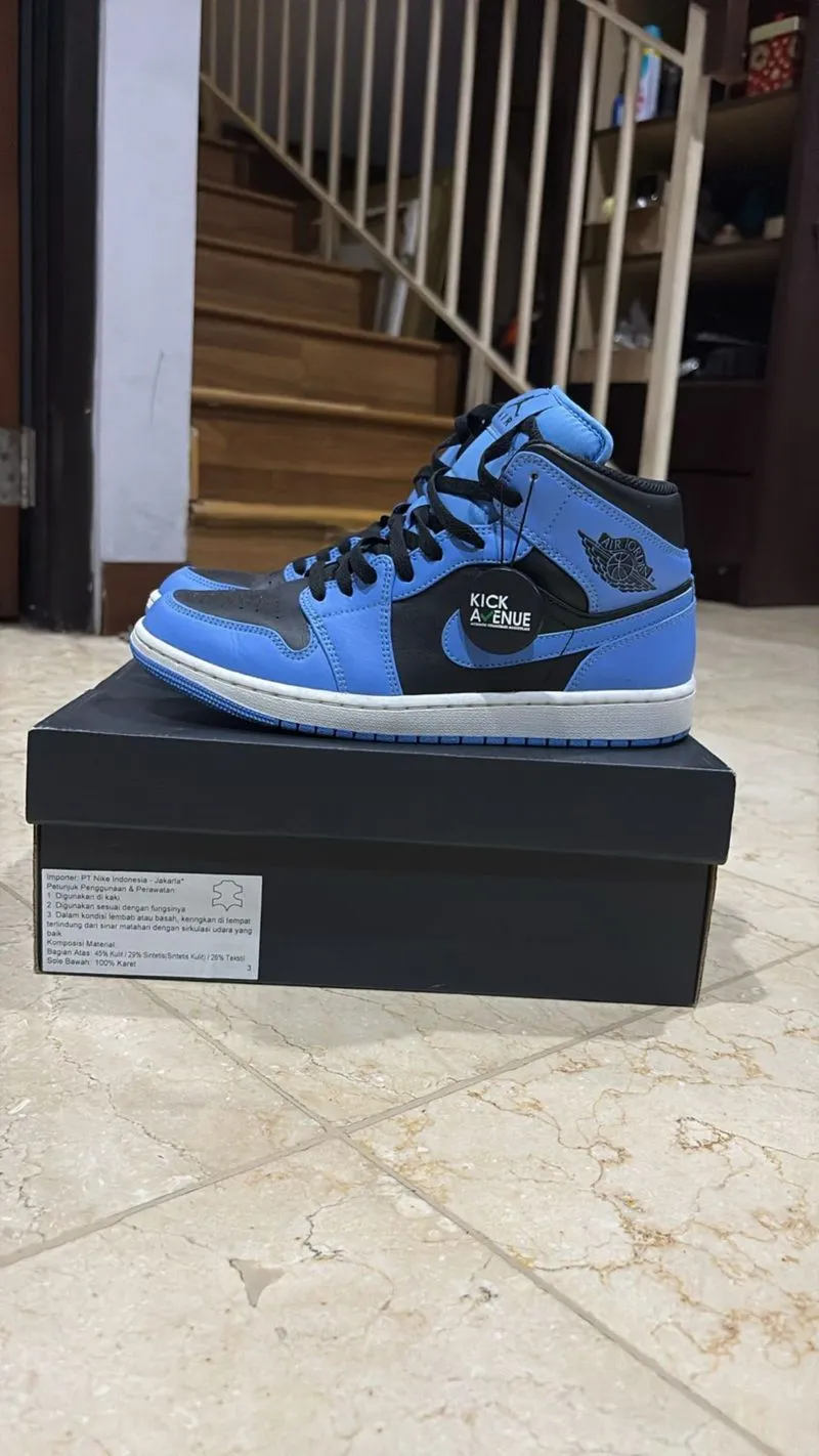 Air Jordan 1 Mid University Blue photo 1