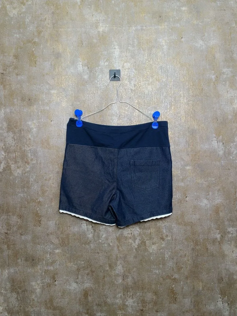 Celana Pendek Wanita Navy Renda photo 1