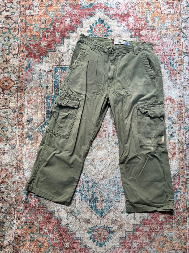 Levi’s Green Cargo Pants - Size 32 photo 1