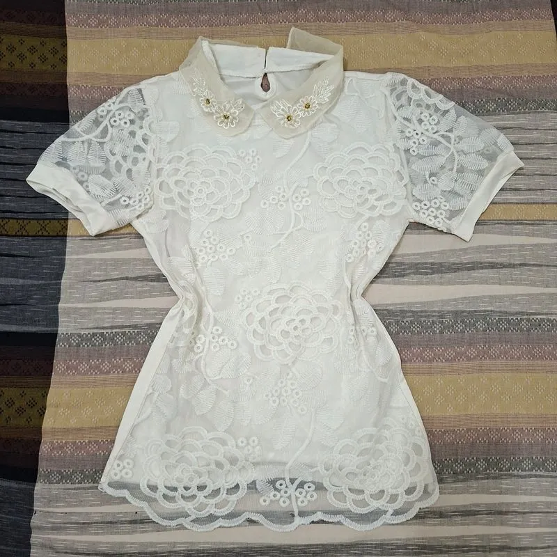 Blouse putih kerah Peter Pan dengan bordir bunga photo 1