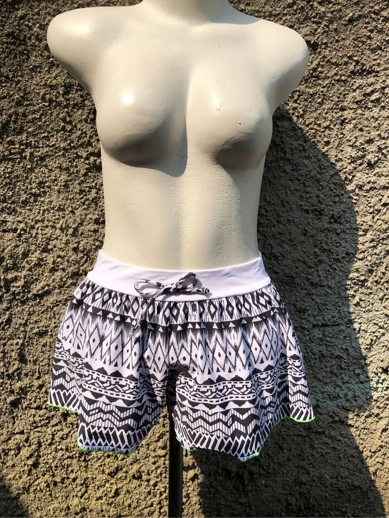 white graphic summer y2k shorts photo 1