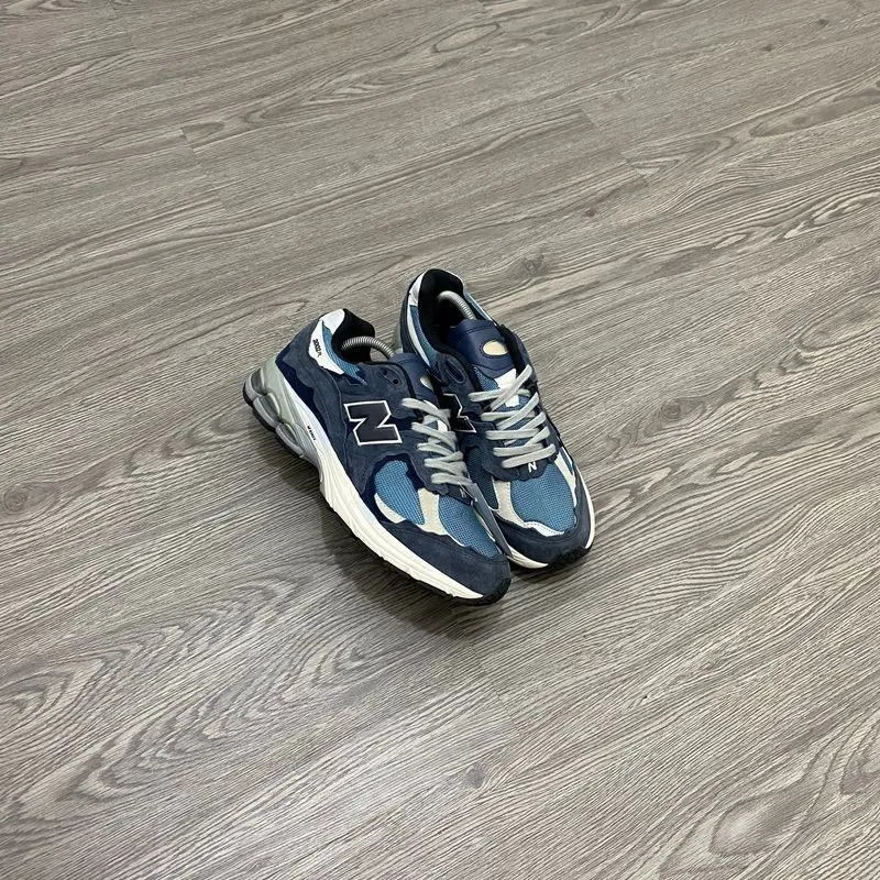 Sepatu New Balance 2002r photo 1