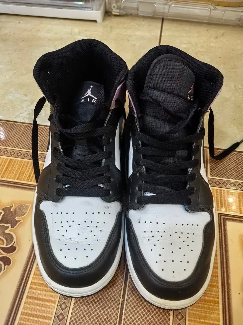 Nike Air Jordan 1 Mid photo 1