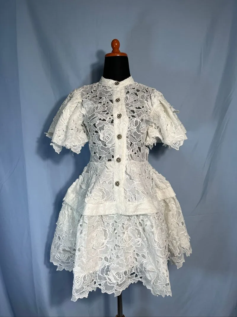 gaun mini renda (lace mini dress) berwarna putih dengan poto photo 1