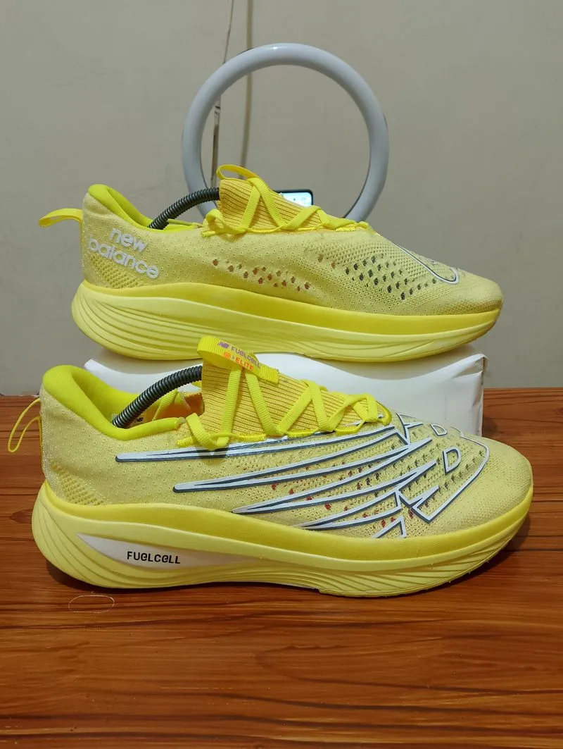 Sepatu running plat karbon photo 1