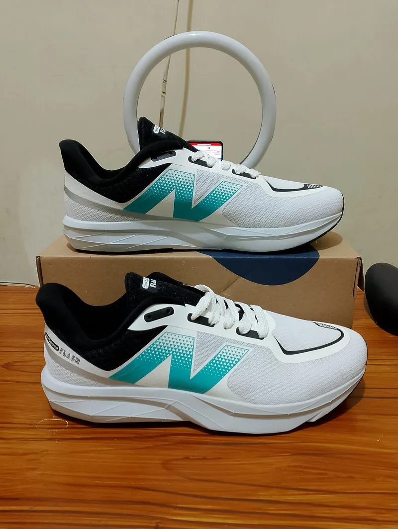 Sepatu running new balance photo 1