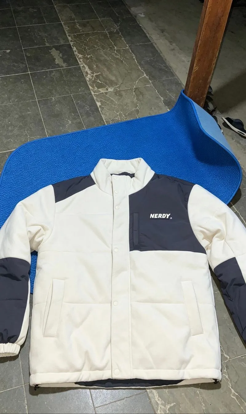 Jaket Nerdy Fleece Cream Hitam Premium photo 1