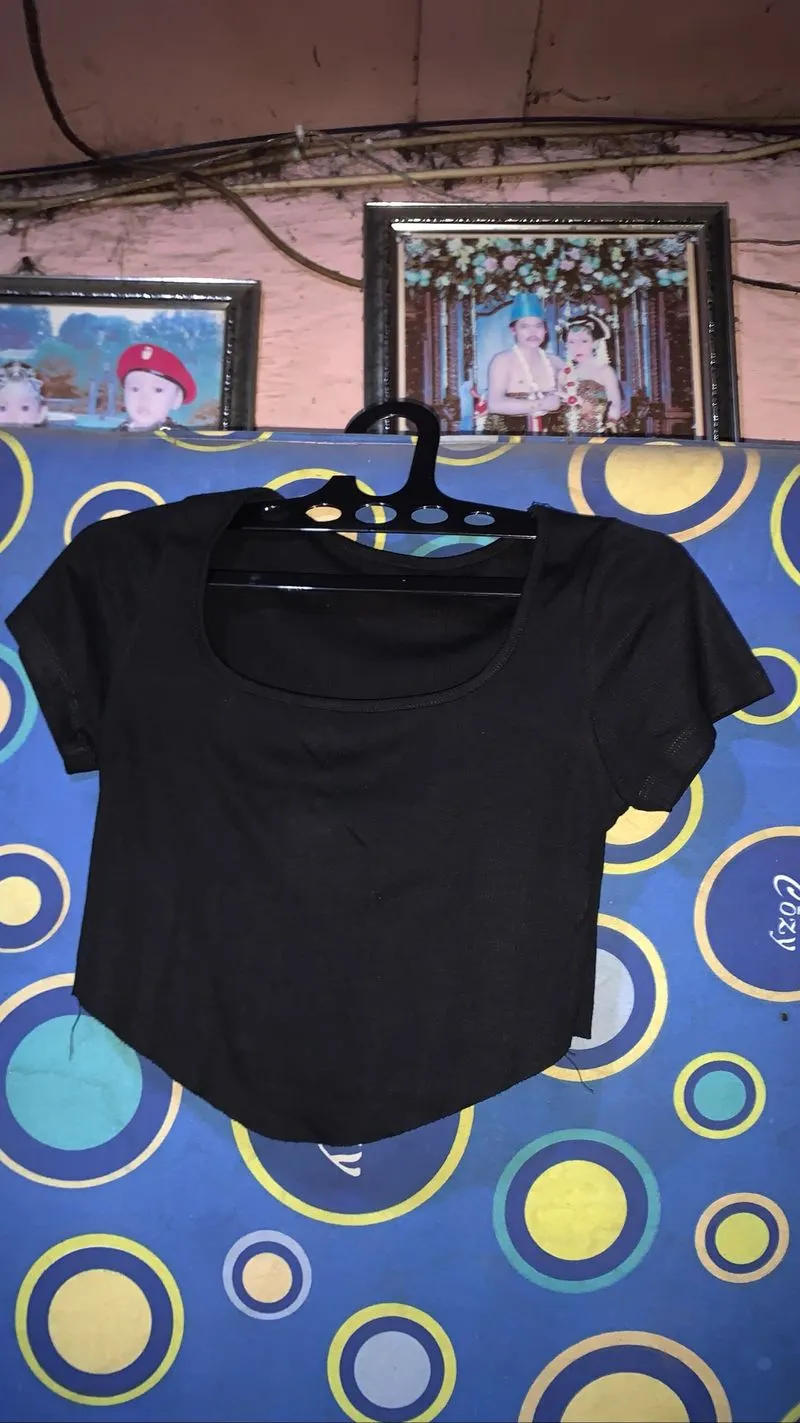 crop top hitam photo 1