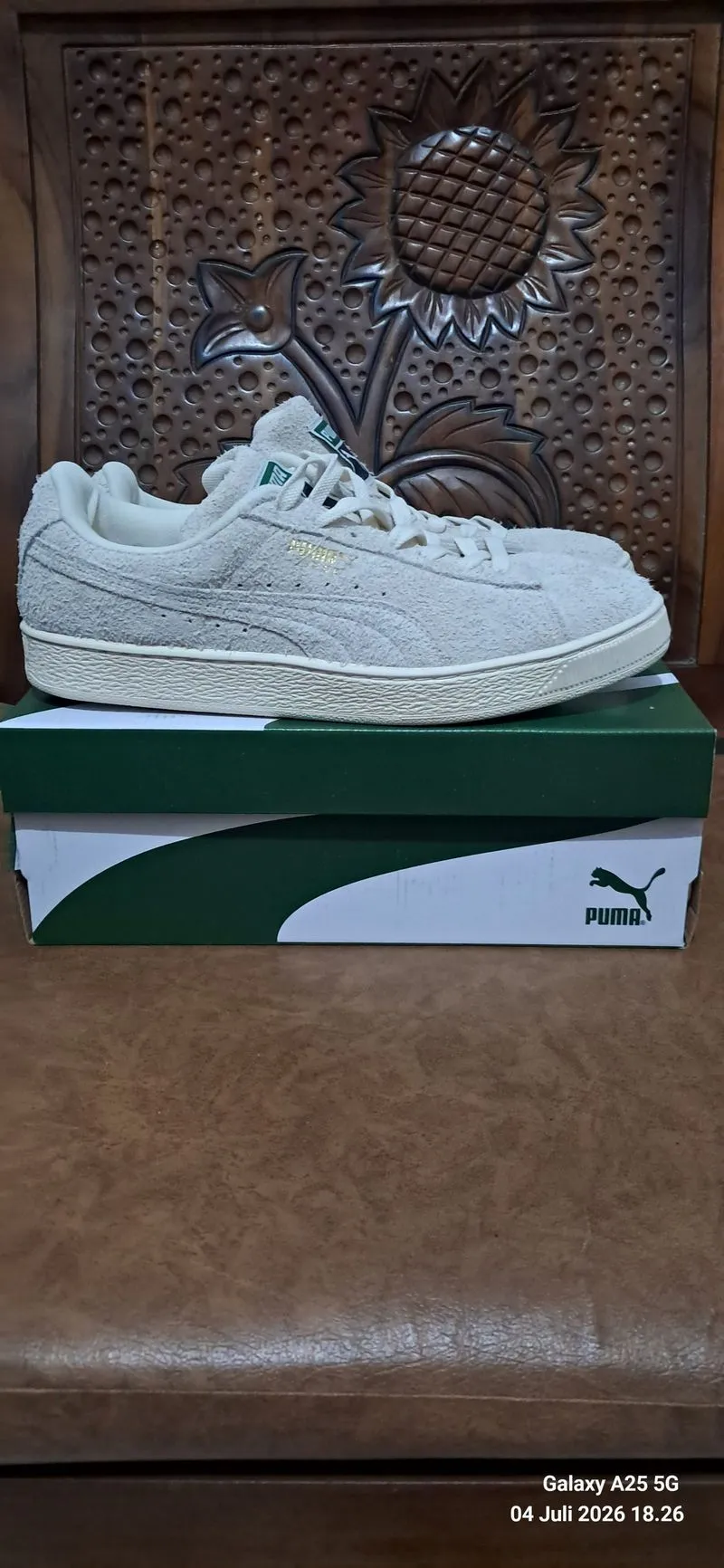 Sepatu Puma Suede Classics OG ini menampilkan bahan hairy  photo 1