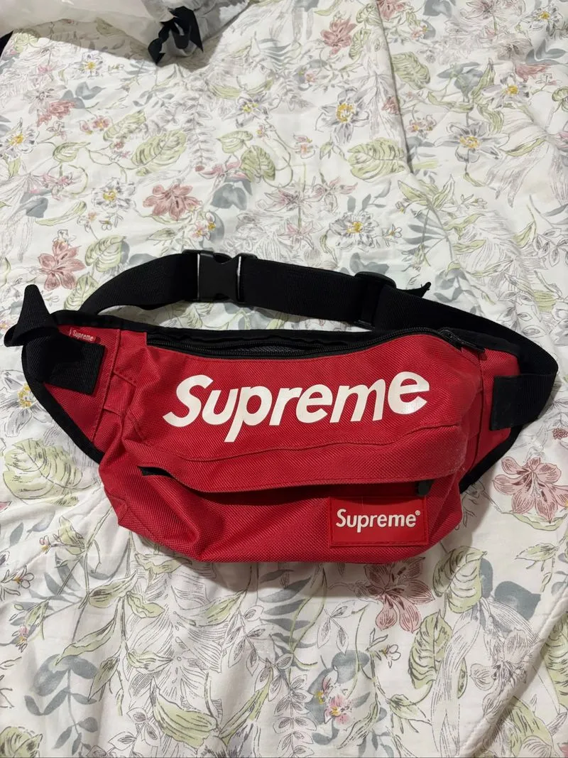Red Supreme belt bag photo 1