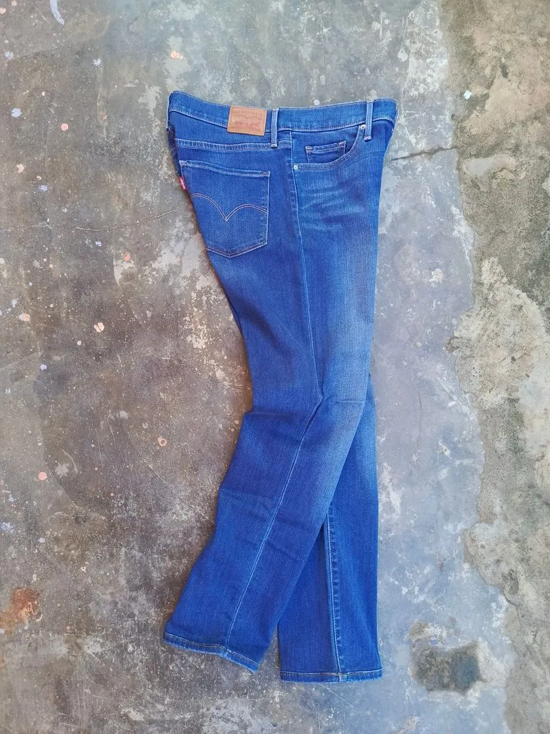 Levis 312 shaping slim jeans second brand bekas photo 1