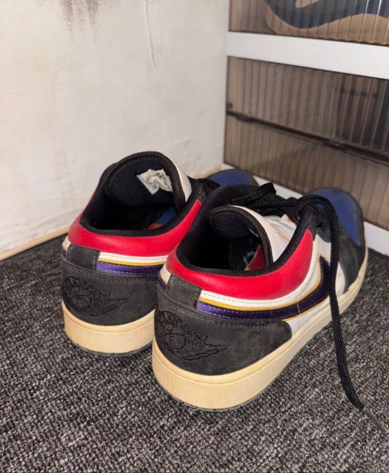 Nike air jordan lakers low photo 1