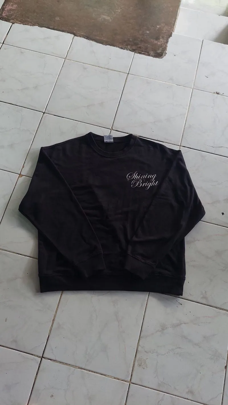 Crewneck Shining Bright art Unknown People photo 1