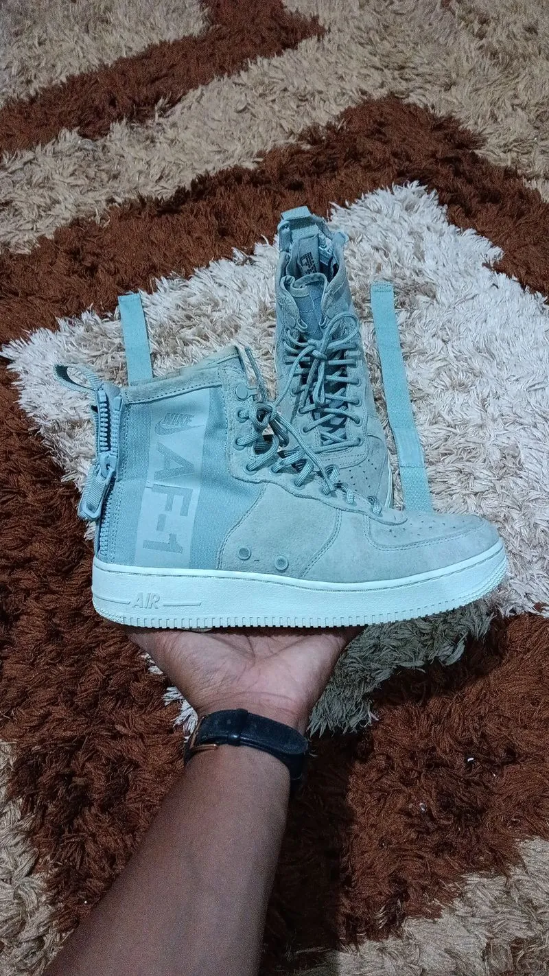 Nike Streetwear Casual Sneakers Pria gray photo 1