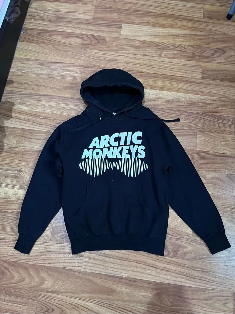 Hoodie hitam dengan kantong/pocket motif arctic monkeys photo 1