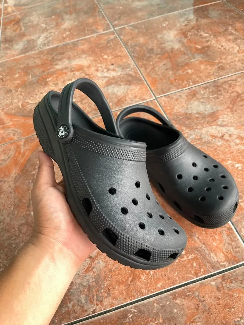 Sendal crocs classic clog full black unisex slide size 41-42 photo 1