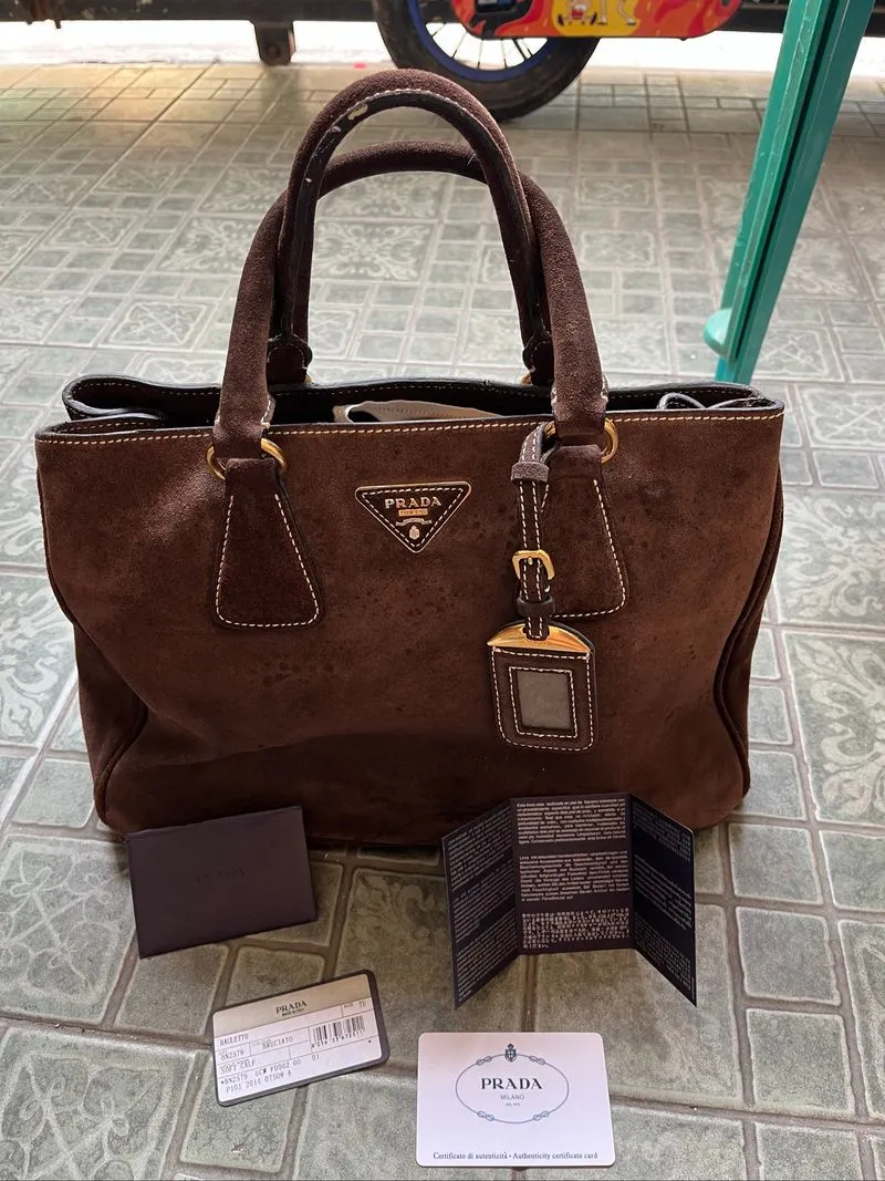 prada bag photo 1