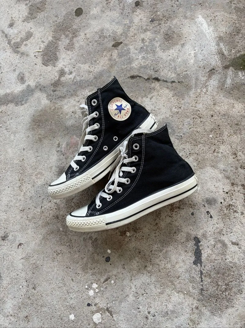 Converse black and white photo 1