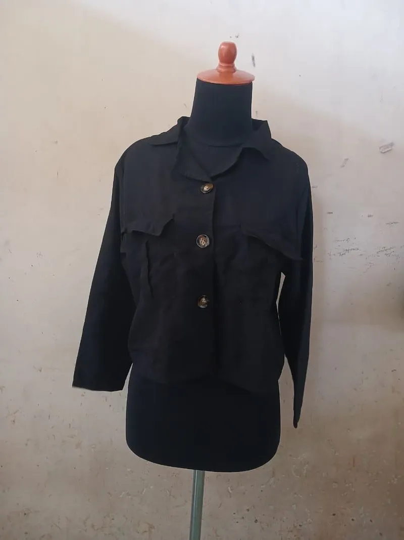 Outer Crop Hitam Wanita Berkancing – Preloved photo 1