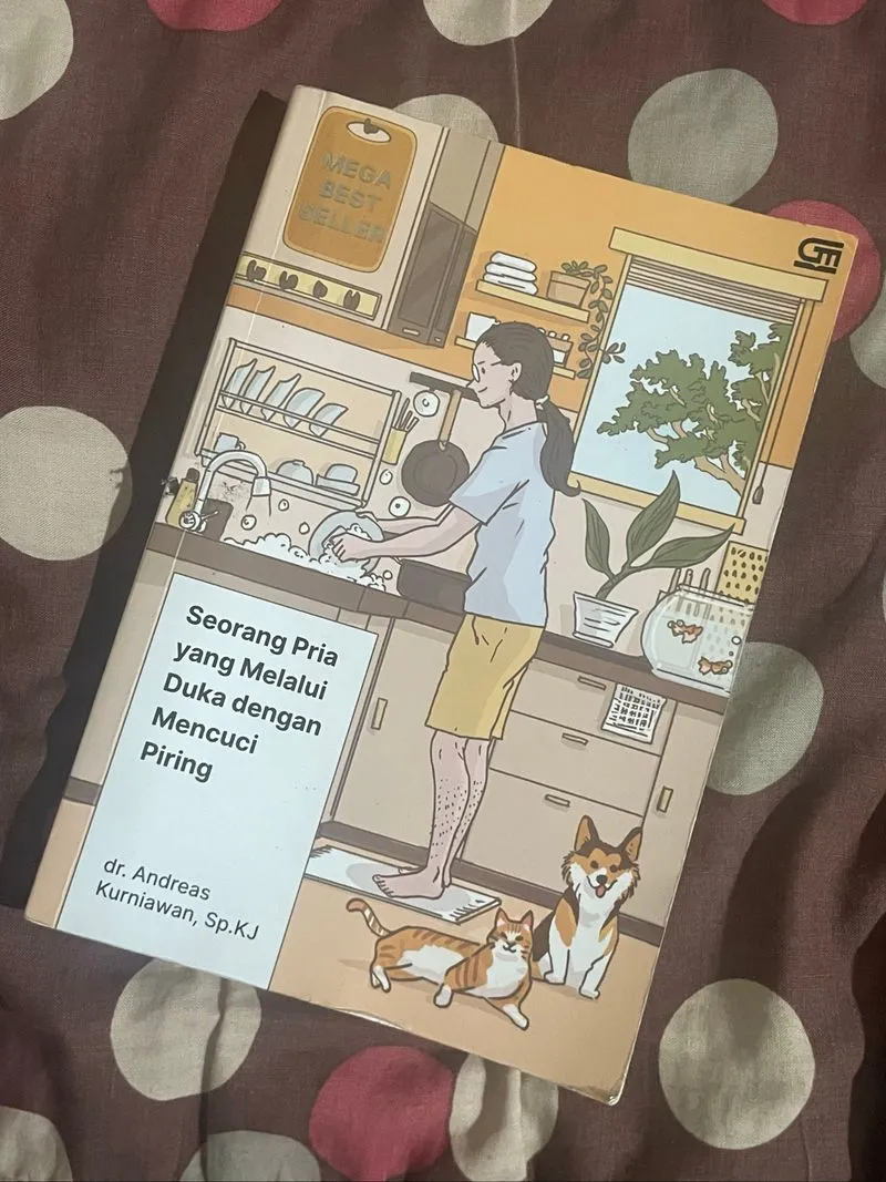 BUKU SEORANG PRIA YANG MELALUI DUKA DENGAN MENCUCI PIRING photo 1