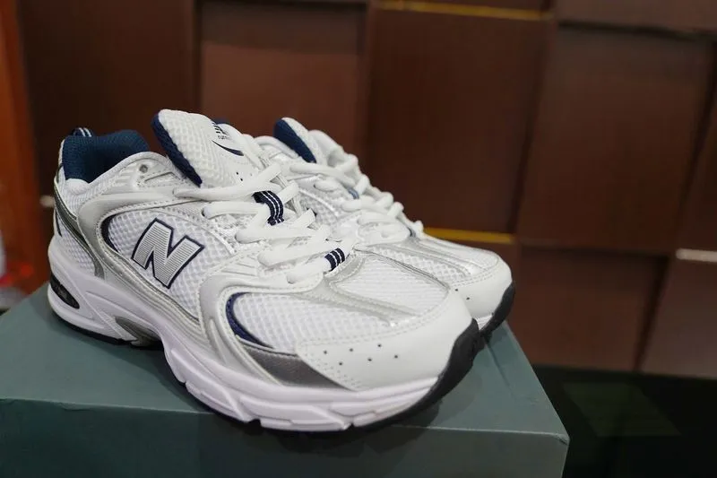 New Balance Casual Sneakers Pria silver navy photo 1