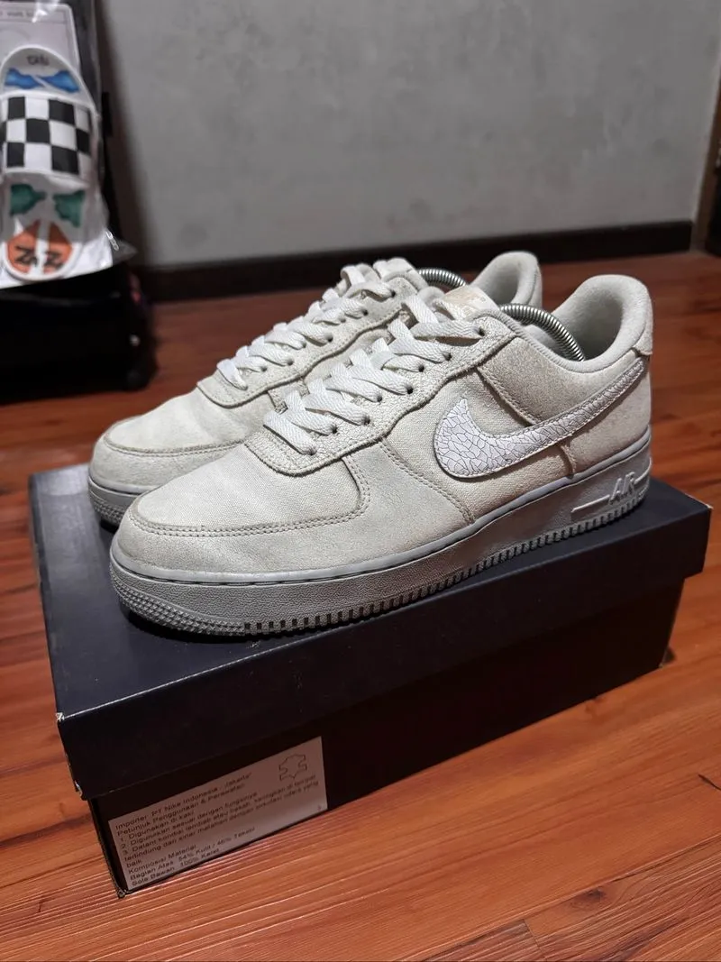 AIR FORCE 1'07 LV8 EMB photo 1