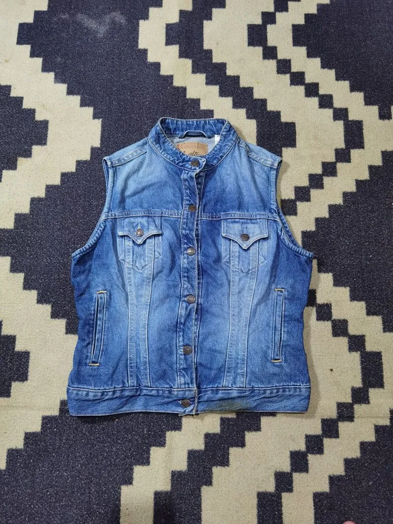 Vest levis photo 1