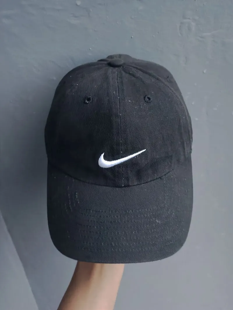Nike Hat Wanita black photo 1
