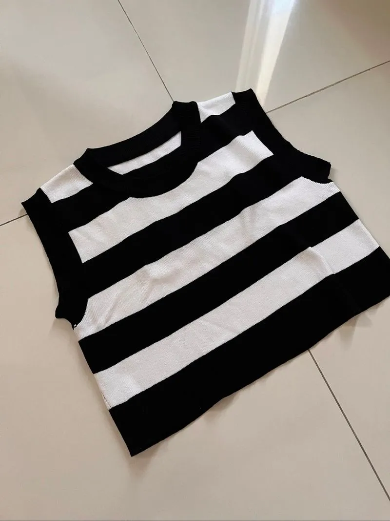 top garis hitam putih photo 1