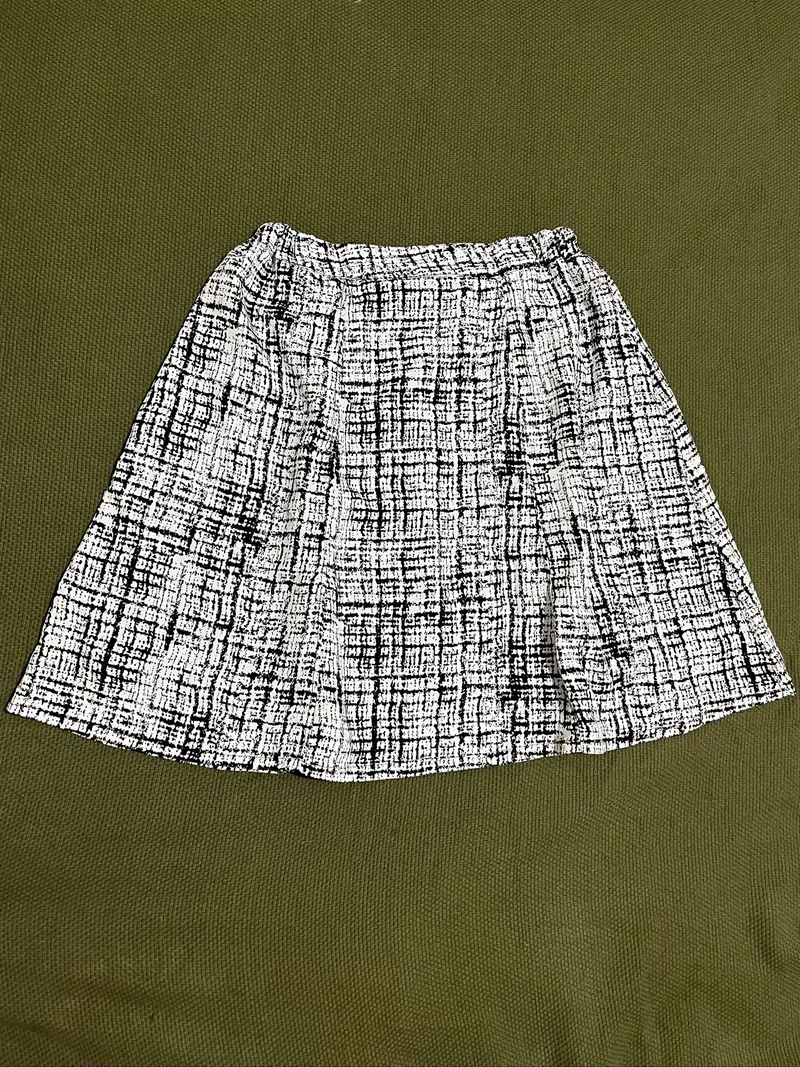 rok hitam putih photo 1