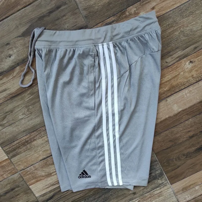 Celana pendek adidas 3 striped size M photo 1