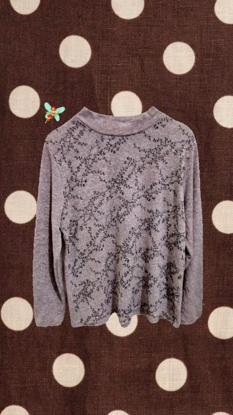 Blus lengan panjang abu-abu ini memiliki kerah mock neck dan photo 1
