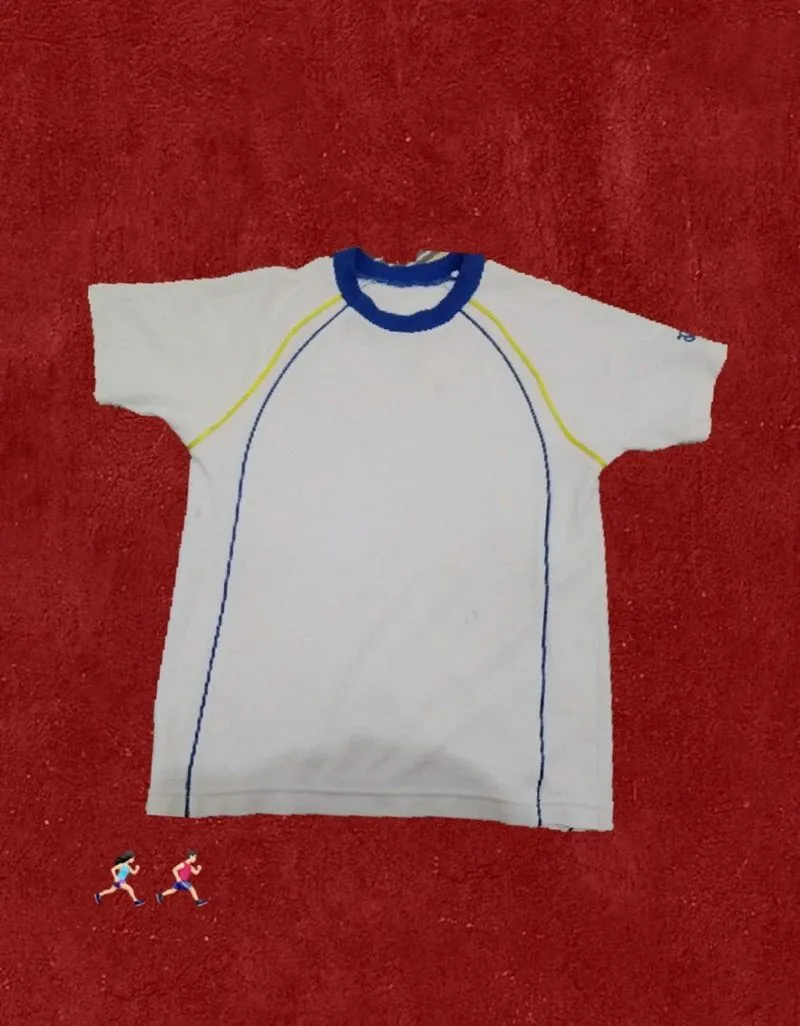 Kaos olahraga Asics ini berwarna putih dengan aksen biru photo 1