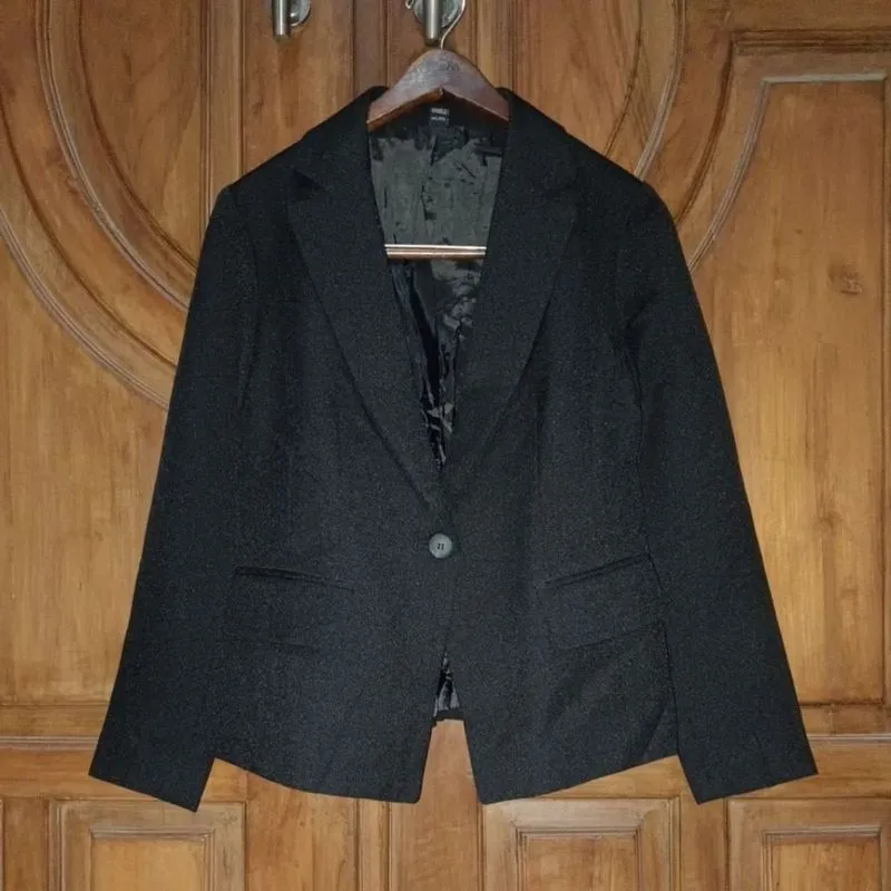 Blazer Formal Slimfit Semi Crop Wanita Hitam LD 88 photo 1