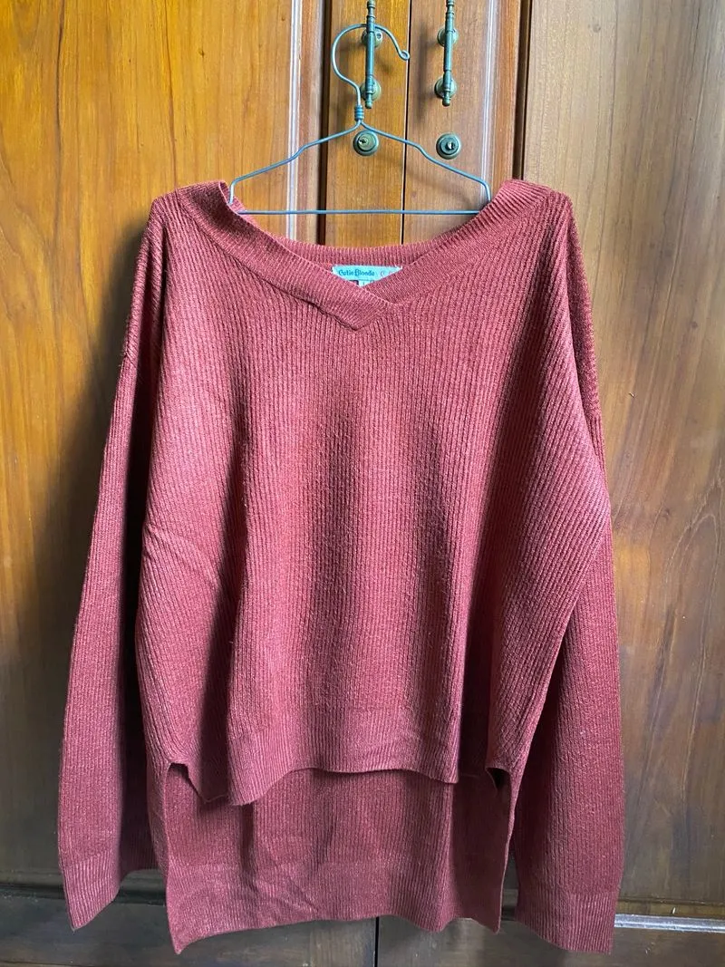 Cutie Blonde Sweater Wanita photo 1
