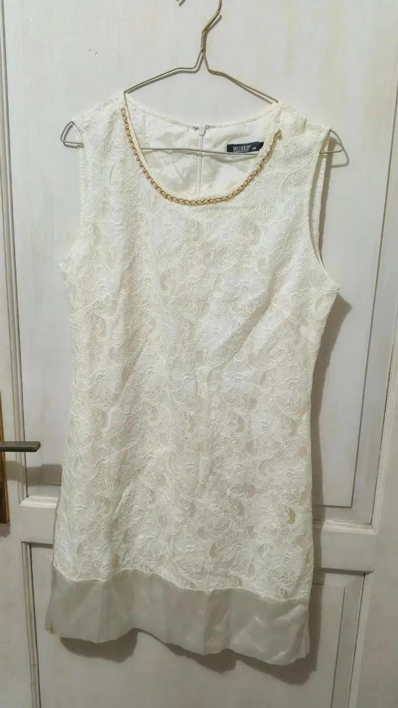 Blouse Brokat Elegan dengan Aksen Rantai photo 1